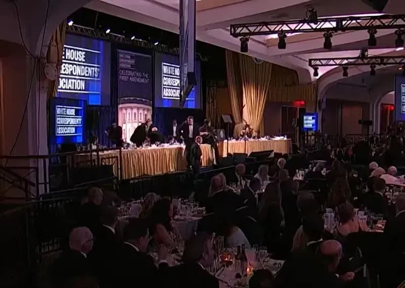 Nghi phạm nổ súng tại tiệc Nhà Trắng bị bắt, Tổng thống vẫn an toàn