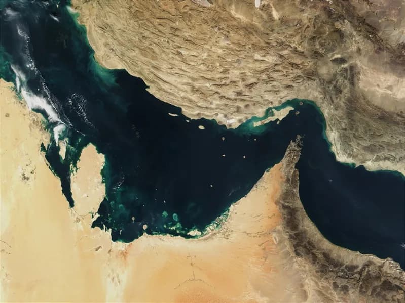 Giá dầu lao dốc, vàng bật tăng sau tin về eo biển Hormuz 
