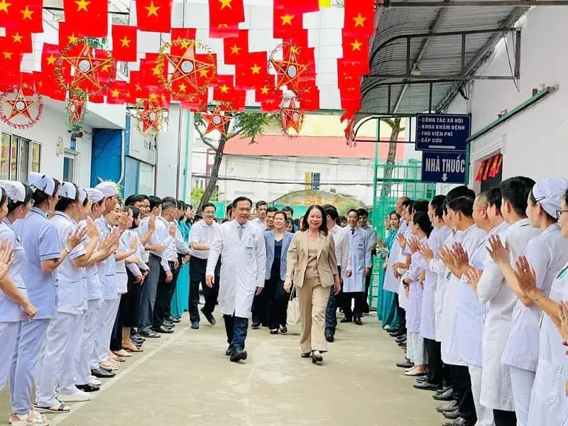 Phó Chủ tịch nước thăm tặng quà Trung thu cho trẻ em