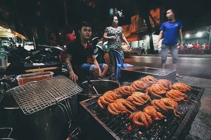 Phố ẩm thực Vĩnh Khánh ở TP. HCM - Top 10 con phố thú vị nhất thế giới 2025