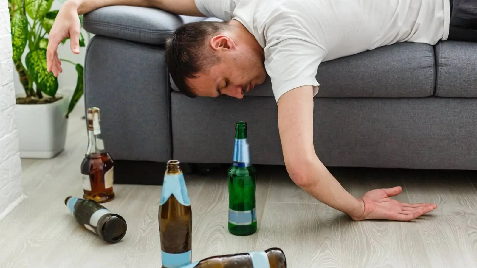 Những phiền toái cho giấc ngủ khi uống nhiều rượu ngày Tết