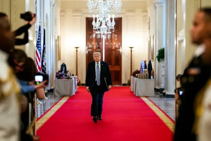 Trump yêu cầu các cơ quan liên bang ưu tiên sử dụng hàng nội địa