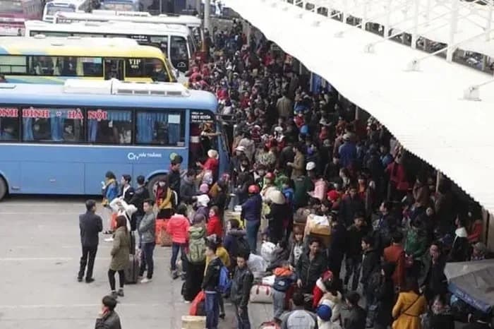 Dòng người hối hả trở về nhà sum họp Tết