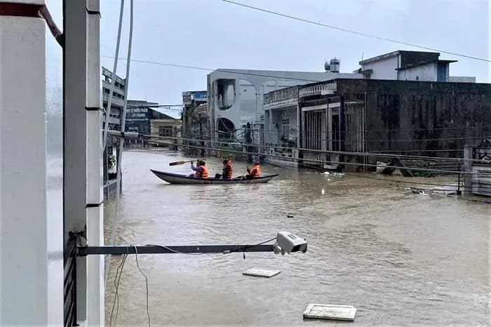 Lũ vượt lịch sử trên nhiều sông miền Trung, ngập từ Huế đến Khánh Hòa