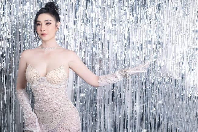 Julia Ngọc khoe sắc rạng rỡ với phong cách “nữ hoàng dạ tiệc”